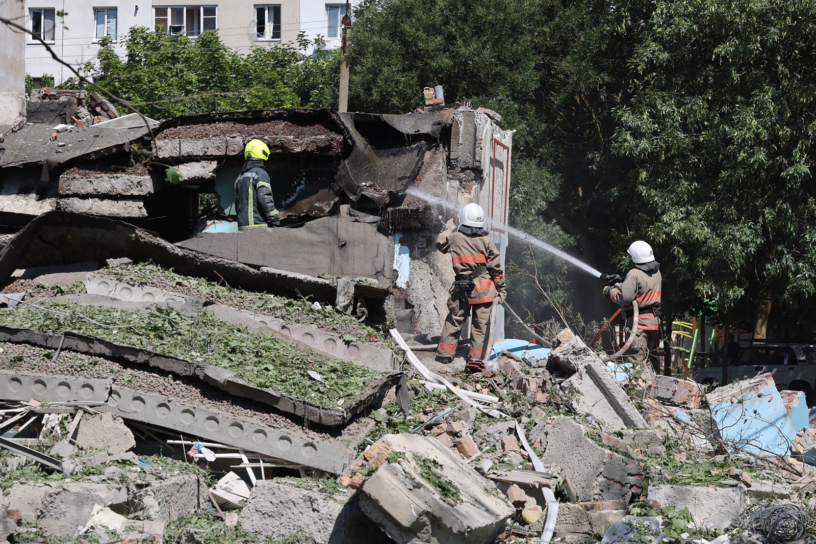 Socorristas trabalham nos destroços de um prédio destruído por um ataque com mísseis na cidade ucraniana de Serhiivka — Foto: Oleksandr GIMANOV / AFP
