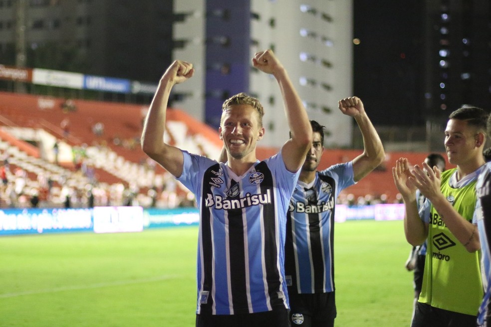 Lucas Leiva fala sobre novo acesso com Grêmio após 17 anos e diz que pretende se aposentar no clube