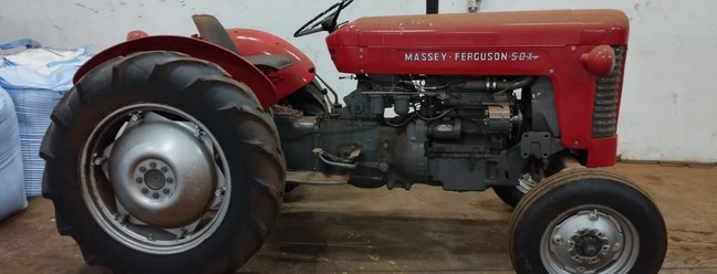 Massey Ferguson 50x, conhecido como Cinquentinha. Um clássico preservado em fazendas do Brasil. "Meu pai usava para tudo", relembra o agricultor Josmail Fernandez — Foto: Arquivo Pessoal.