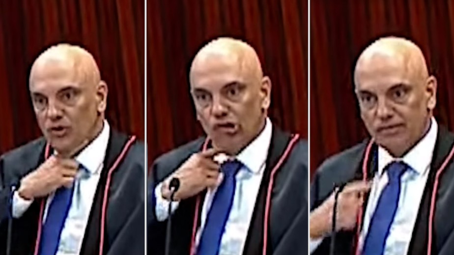 O ministro Alexandre de Moraes faz gesto de degola durante sessão do TSE