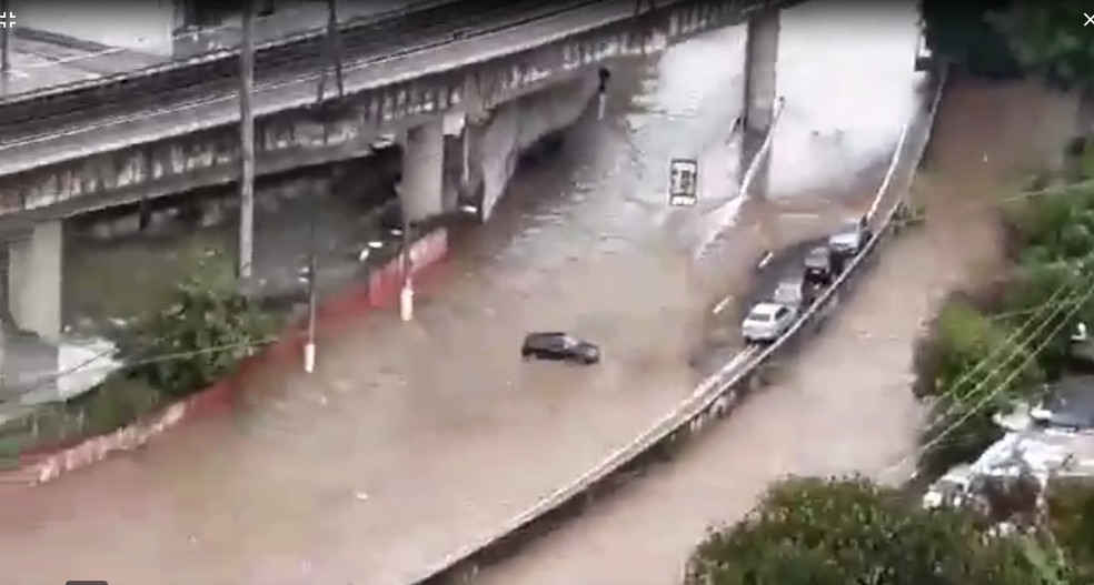 Imagem de alagamento na Avenida Carlos Caldeira Filho, na Zona Sul de SP — Foto: Reprodução/ TV Globo