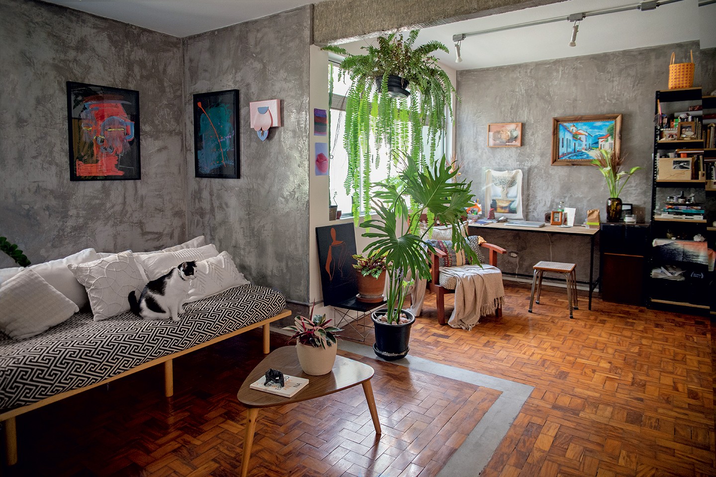 Apartamento de 70 m² de curadora de arte é repleto  de obras de jovens artistas mulheres (Foto: Pan Alves)