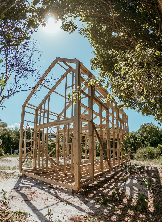 A montagem da estrutura de madeira daTerra Sol no canteiro de obras em frente à Lagoa de Ibiraquera, em Imbituba, SC  (Foto: Caleb Ribeiro / Divulgação)