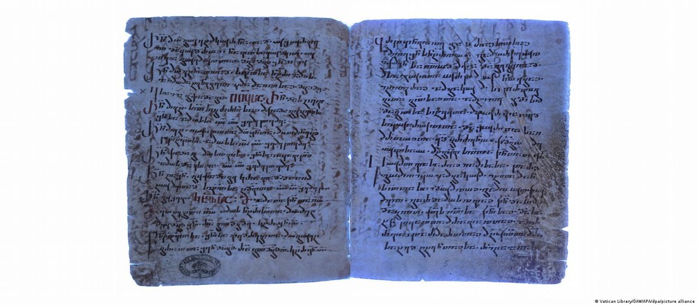 Palimpsesto: texto escondido sob outras duas camadas de manuscritos foi revelado por foto ultravioleta — Foto: Vatican Library