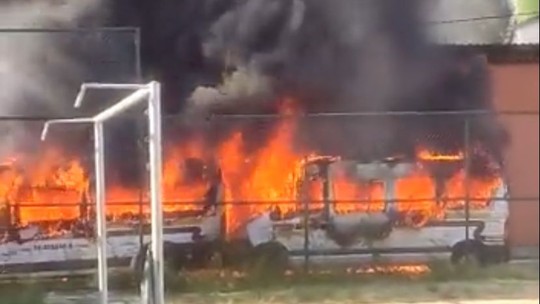 Guerra da milícia na Zona Oeste: criminosos incendeiam vans em Campo Grande em ataque a rivais