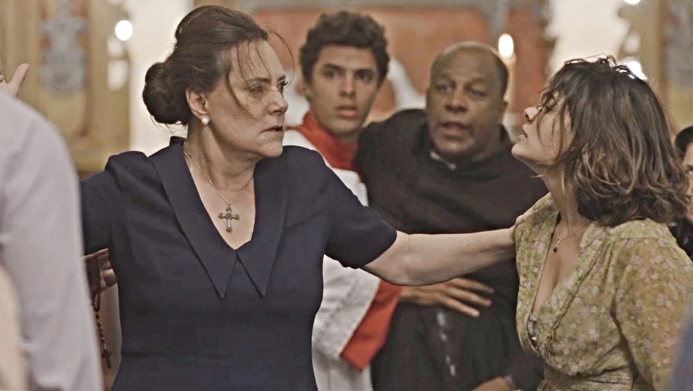 Mirtes (Elizabeth Savala) e Stela (Vanessa Giácomo) brigam na novela o 'Sétimo Guardião' — Foto: TV Globo