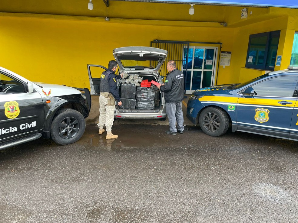 No interior do carro, a polícia encontrou 270 quilos de maconha prensada — Foto: Polícia Civil/Divulgação