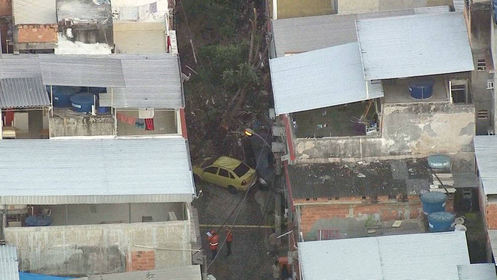 Carro foi atingido por deslizamento na Mangueira — Foto: Reprodução/TV Globo