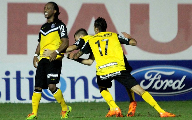 Jornalistas acham que clubes devem ser punidos por racismo da torcida