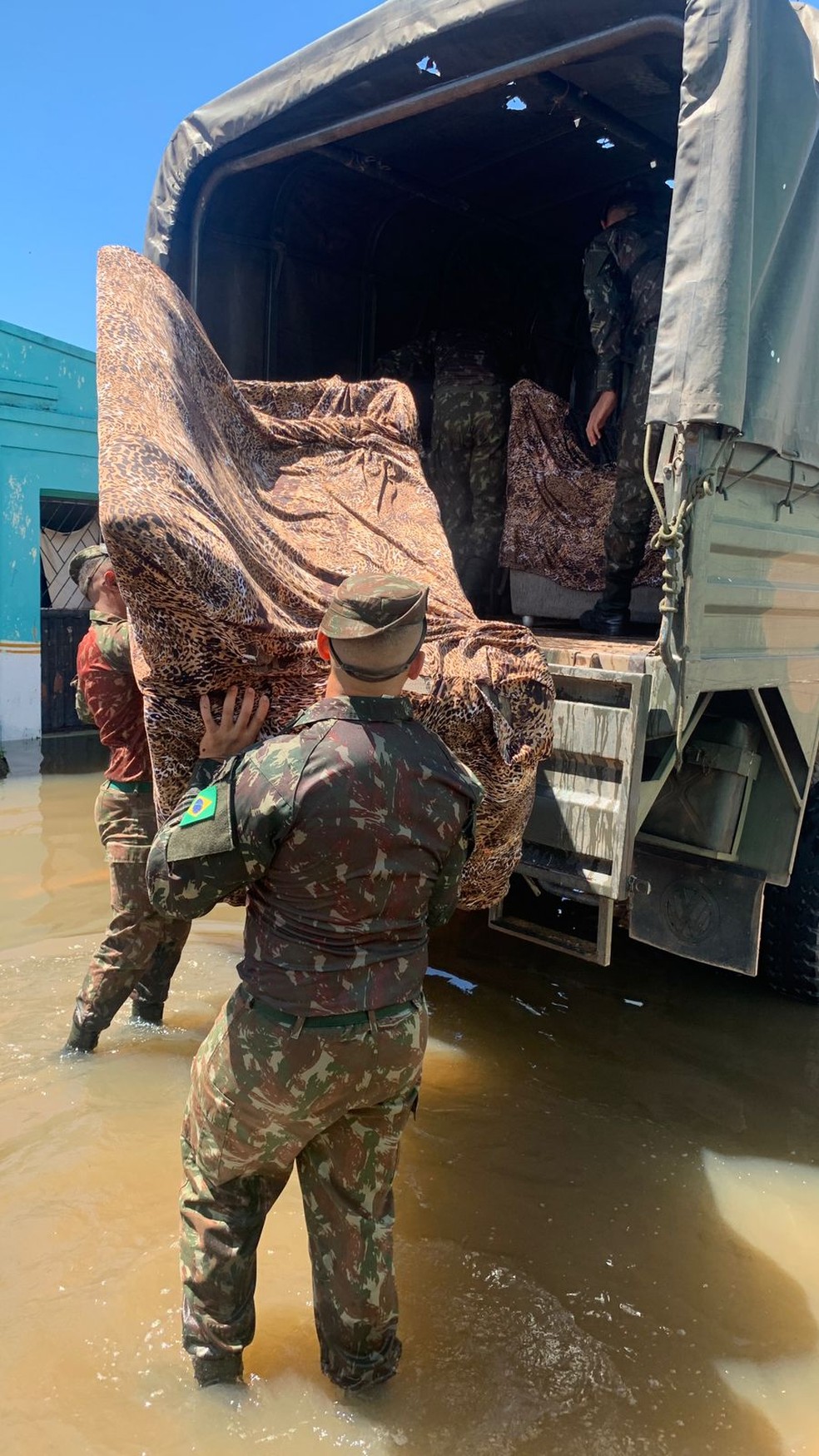 Militares ajudam famílias desabrigadas após enchentes em Marabá — Foto: Divulgação 