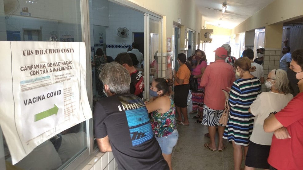 Vacina&ccedil;&atilde;o dos idosos contra a Covid-19 em Mossor&oacute;, foi marcada por filas &mdash; Foto: Hugo Andrade / Intertv Costa Branca