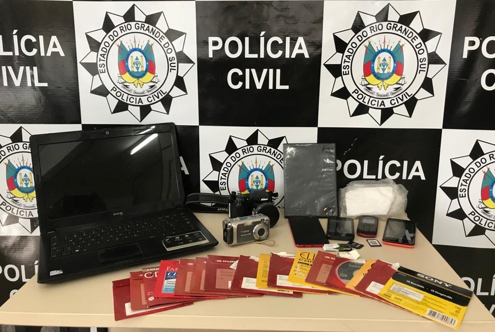 Material pornográfico, apreendido na casa do suspeito, estava armazenado em diversos dispositivos eletrônicos. — Foto: Polícia Civil/Divulgação