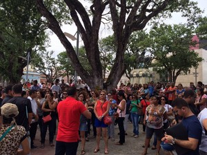 Servidores da prefeitura se concentraram na Praça Deodoro antes de sair em caminhada (Foto: Carolina Sanches/G1)
