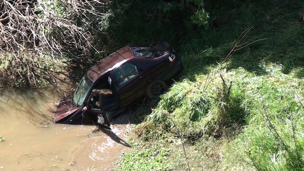 Carro caiu no ribeirão Baguaçu, em Araçatuba (SP), e homem morreu — Foto: Arquivo pessoal