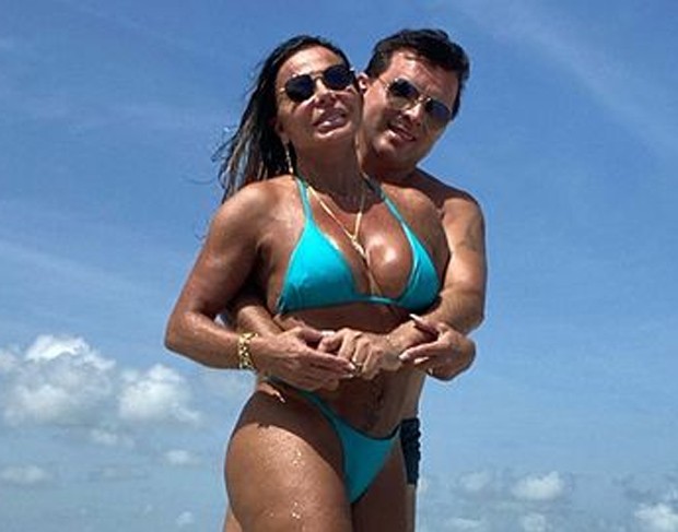 De Biquíni Gretchen Mostra Superbronzeado Em Dia De Praia Com O Marido Quem Quem News 5060