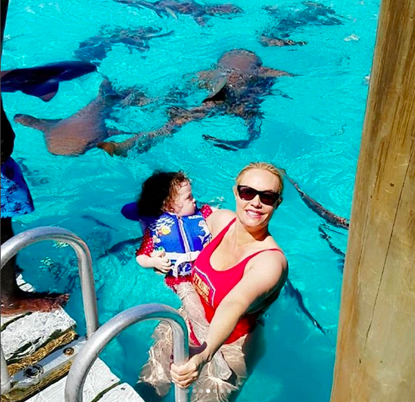 Atriz e modelo foi bastante criticada por mergulhar com a filha no mar das Bahamas (Foto: Instagram)