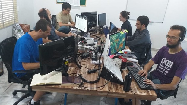 Diego Mariano de Oliveira (no meio à direita) com sua equipe da startup BirminD (Foto: Divulgação)