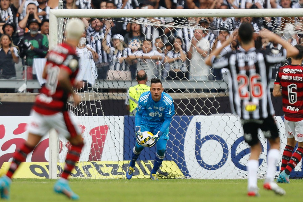 Atlético-MG 2 x 0 Flamengo: Diego Alves defende um chute a gol do Galo na derrota do Rubro-Negro no Mineirão — Foto: Gilvan de Souza/Flamengo