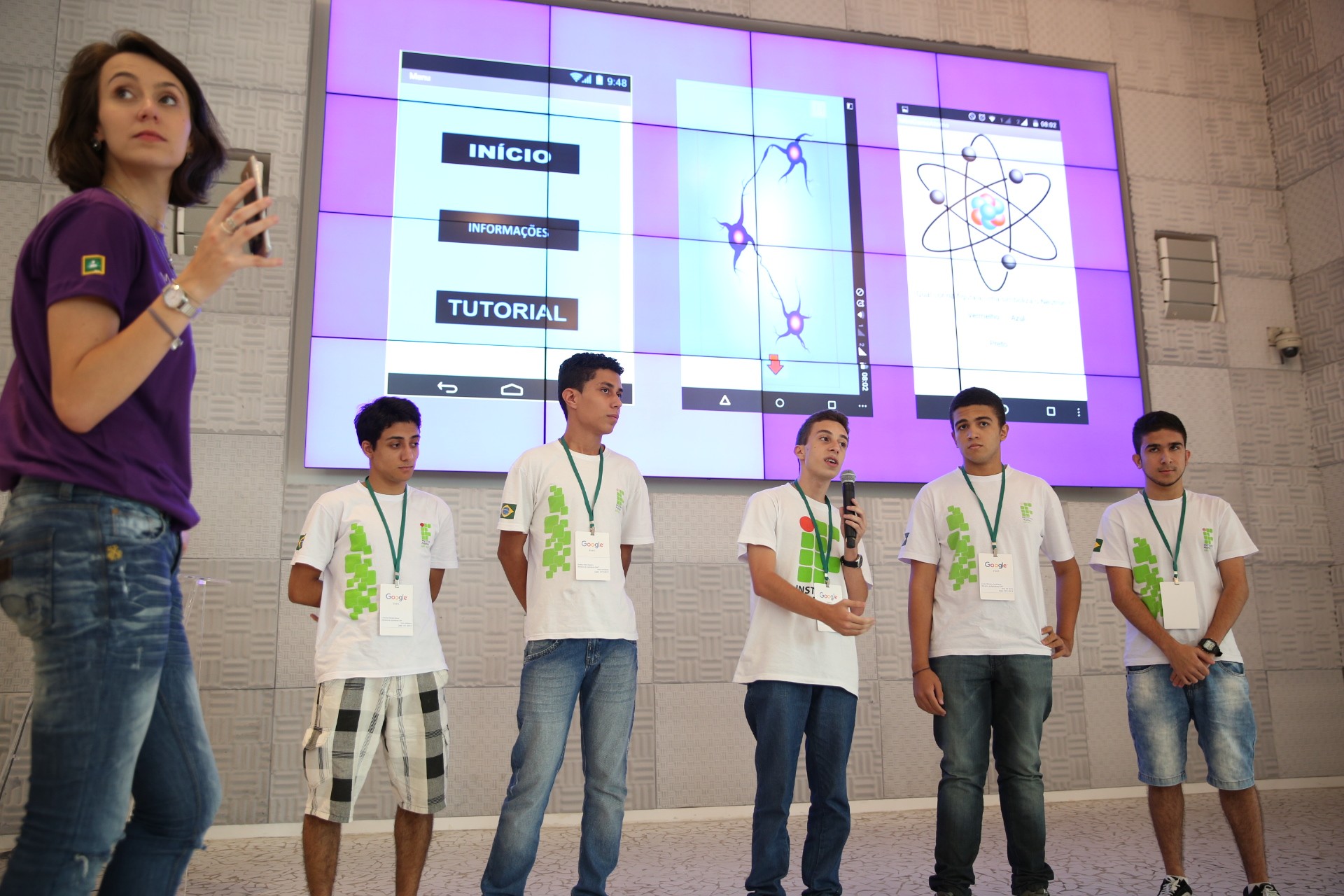 Os jovens do app Neuron fazem sua apresentação enquanto Camila Achutti, influenciadora digital da FIAP, mostra o cronômetro que marca os implacáveis dois minutos (Foto: Divulgação)