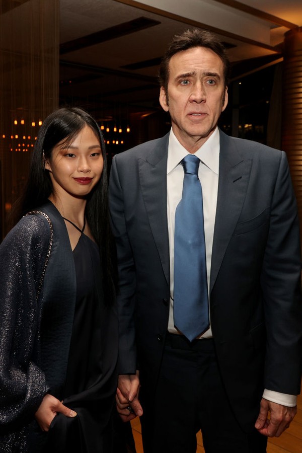 WEST LOS ANGELES, CALIFORNIA - JULY 13: Nicolas Cage (R) and Riko Shibata pose at the after party for the premiere of Neon's "Pig" at Craft Restaurant on July 13, 2021 in West Los Angeles, California. (Photo by Kevin Winter/Getty Images) (Foto: Getty Images)