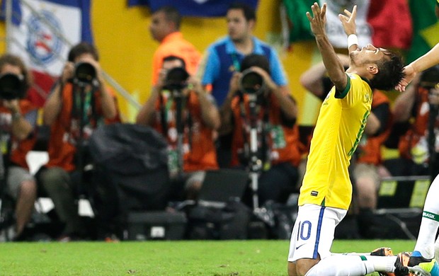 Neymar comemoração gol final Brasil Espanha (Foto: AP)