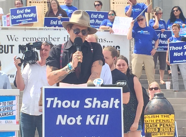 O ator Johnny Depp durante o protesto contra a execução de sete presidiários no Arkansas (Foto: Twitter)