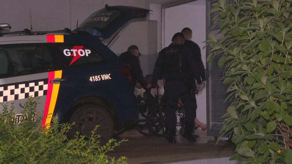 Homem de 37 anos, que disparou mais de 50 tiros em casa no DF, é encaminhado para o hospital. — Foto: TV Globo/Reprodução