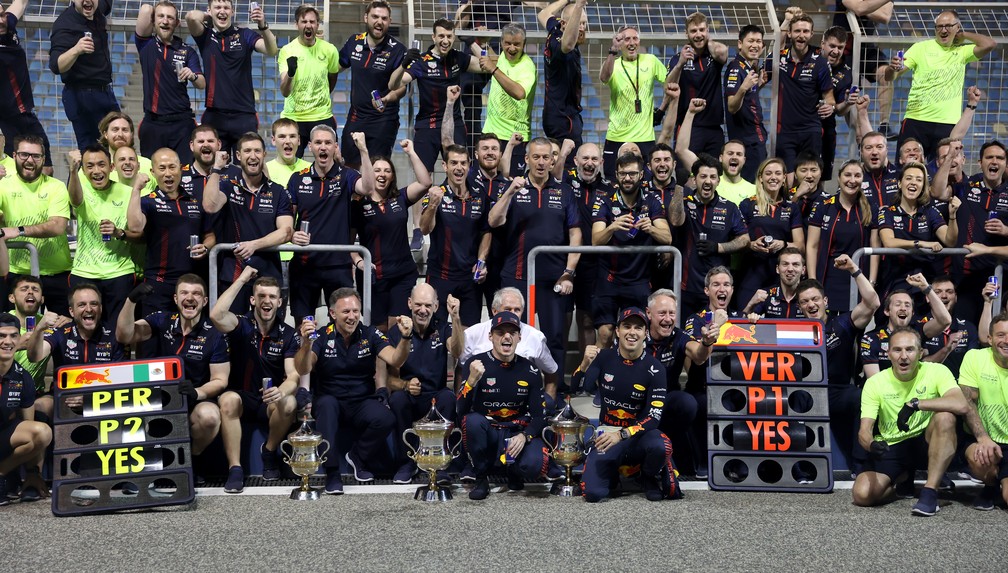 A festa da Red Bull após a dobradinha de Verstappen e Pérez no GP do Bahrein, abertura da temporada — Foto: Lars Baron/Getty Images