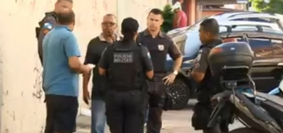Motoristas de carretas e policiais no local onde ocorreu o saque (Foto: Reprodução/TV Globo)