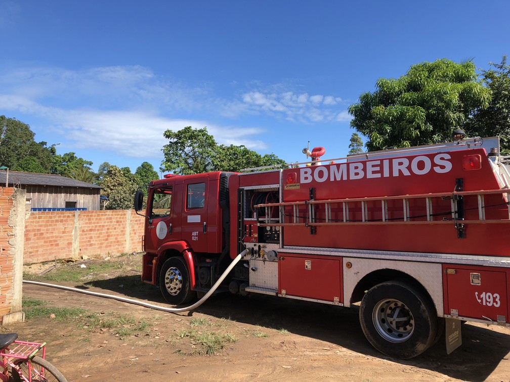 Corpo de Bombeiros compareceu ao local e conseguiu conter o incêndio minutos depois (Foto: Jeferson Carlos/G1)