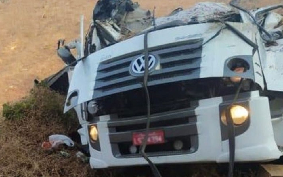 Carreta ficou destruída após capotamento; motorista morreu na BR-030, próximo a Guanambi — Foto: Redes Sociais