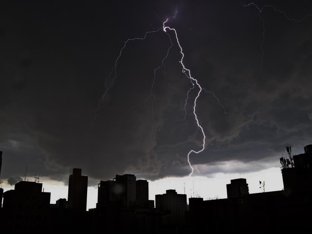 600 mil pessoas continuam sem luz após chuva em São Paulo na sexta