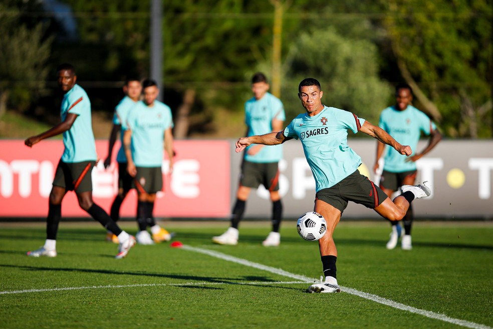 Cristiano Ronaldo se apresentou à seleção portuguesa na noite de segunda-feira — Foto: Efe