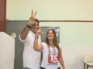 Candidato ao governo do Maranhão Lobão Filho (PMDB) com a esposa (Foto: Reprodução / TV Mirante)