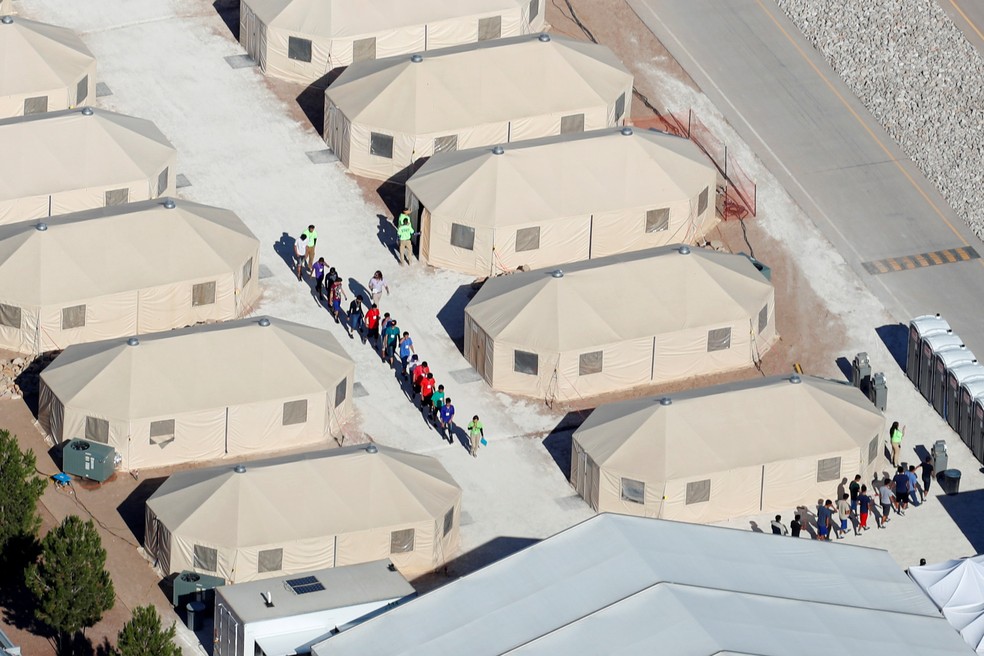 Crianças imigrantes, muitas das quais separadas de seus pais sob a política de 'tolerância zero' são abrigadas em tendas instaladas em Tornillo, no Texas, perto da fronteira com o México 
