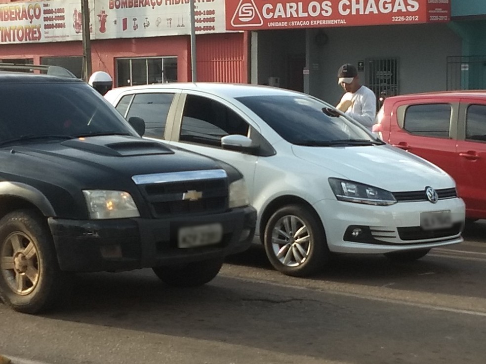 Diego Gurgel oferece pães para motoristas na Avenida Ceará, em Rio Branco — Foto: Aline Nascimento/G1