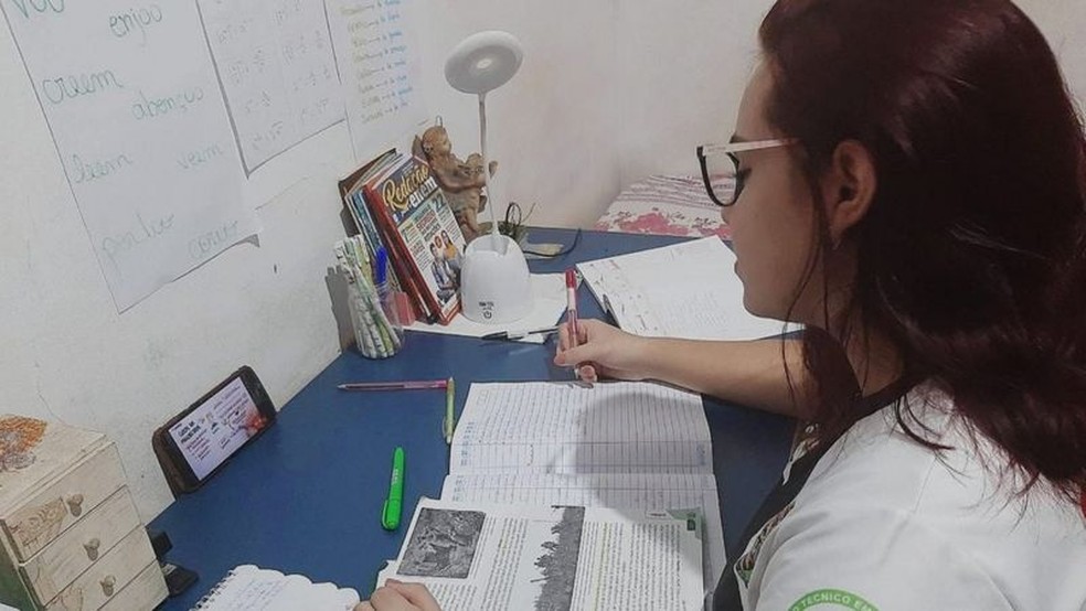 Camila Gonçalves tenta uma vaga no curso de medicina da Universidade Federal de Rondônia. Mas, com redução da renda da família na pandemia, ela teve que deixar a dedicação exclusiva aos estudos para trabalhar. — Foto: Arquivo Pessoal
