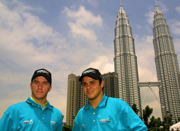 Ao lado de Nick Heidfeld, seu companheiro de Sauber, em 2001 (Foto: Getty Images)