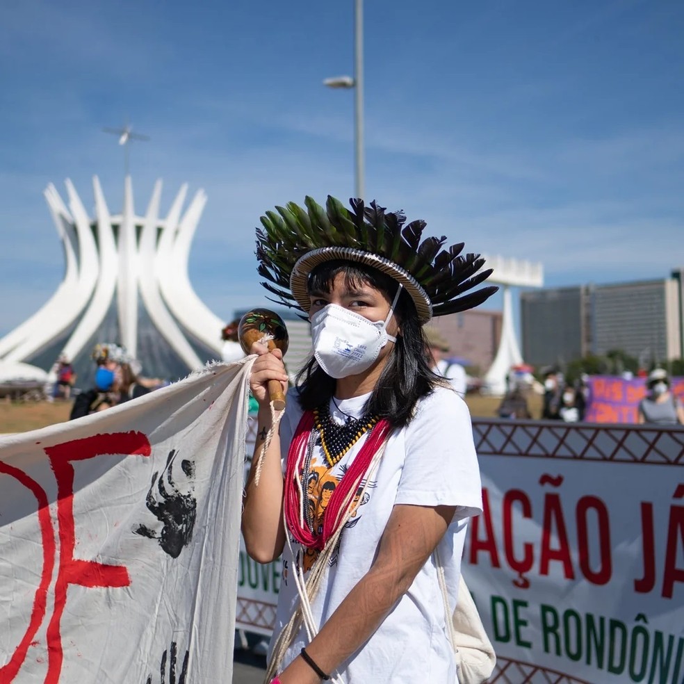 Txai Suruí durante manifesto em agosto, em Brasília, na defesa de Povos Indígenas — Foto: Arquivo pessoal