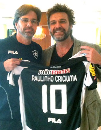 Caio Júnior e Paulinho Criciúma com a camisa do Botafogo (Foto: Divulgação)