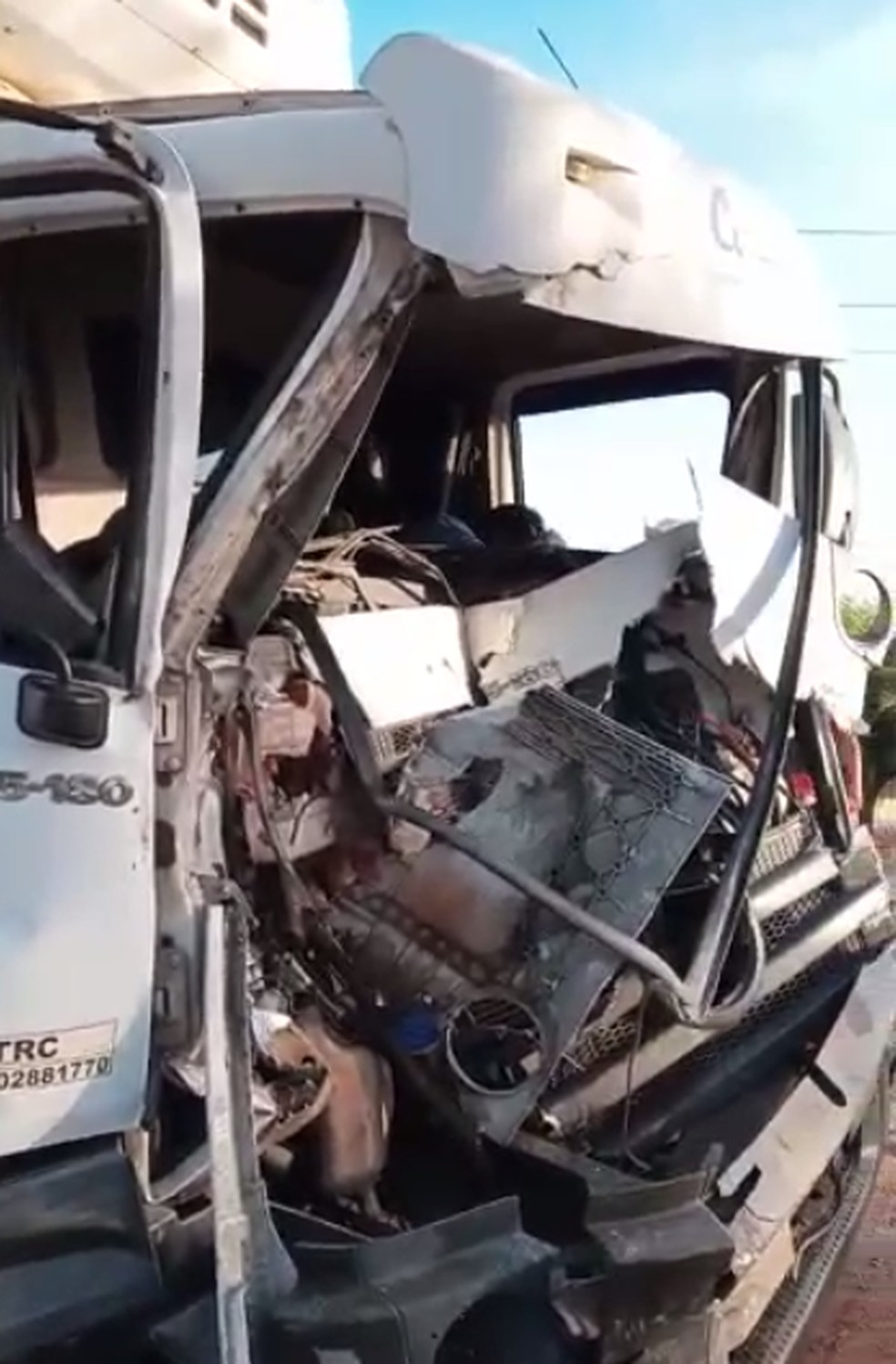 Motorista ficou preso &agrave;s ferragens ap&oacute;s colis&atilde;o entre caminh&otilde;es no interior do RN &mdash; Foto: Reprodu&ccedil;&atilde;o