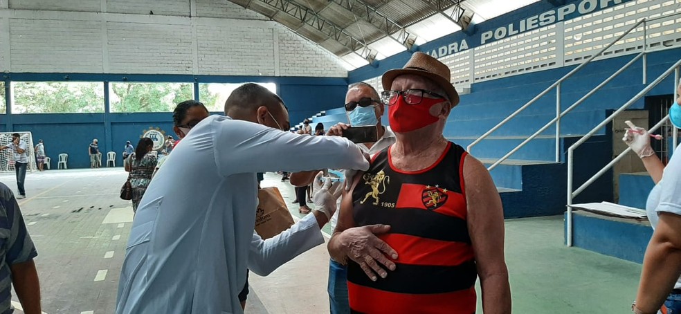 Idoso recebe dose da vacina contra a Covid-19 no Clube Municipal de Paratibe, em Paulista — Foto: Everaldo Silva/TV Globo