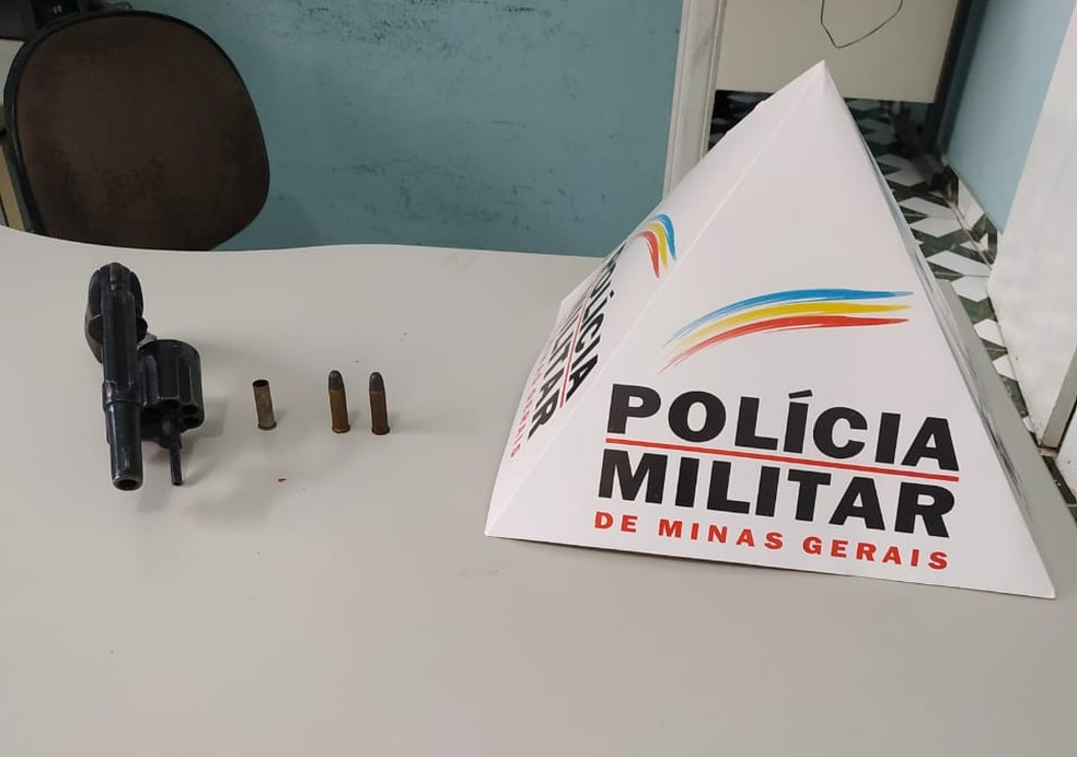 Homem foi preso  e entregue na delegacia  â€” Foto: PolÃ­cia Militar/DivulgaÃ§Ã£o