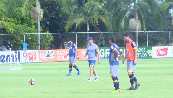 Cruzeiro treina, e Mano não dá pistas sobre o time que joga domingo