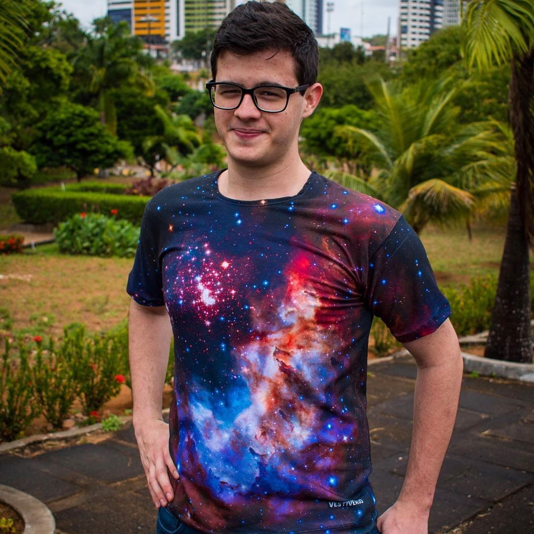 Pedro Pinheiro, estudante de Física e fundador da loja Vestiverso; na foto, usa camiseta estampada com o aglomerado estelar Westerlund (Foto: Divulgação/Vestiverso)