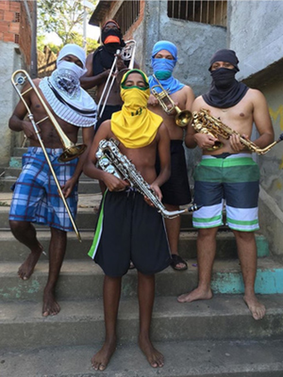 Jovens de grupo musical do Morro do Turano seguram instrumentos no lugar de armas   — Foto: Anderson Valentim/Projeto Favelagrafia