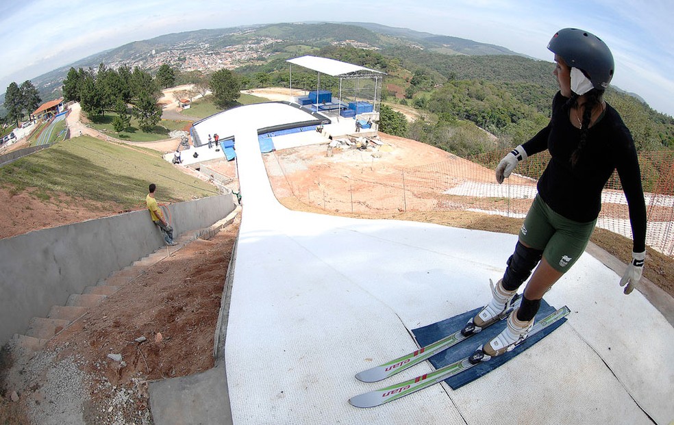 Josi Santos treinando esqui aerials na pista de São Roque (Foto: Mauro Horita)