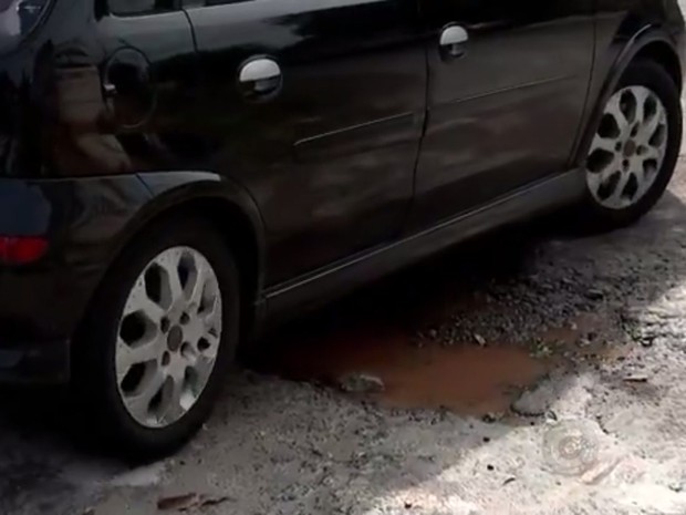 Buraco na rua de Rio Preto gera prejuízo a motoristas (Foto: Reprodução/TV TEM)