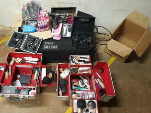 Produtos furtados de salão de beleza foram encontrados na casa do pastor (Foto: Divulgação/ Batalhão de Choque da Polícia Militar)