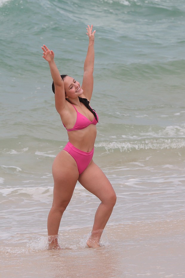 Larissa Manoela se refresca com banho de mar (Foto: AgNews)